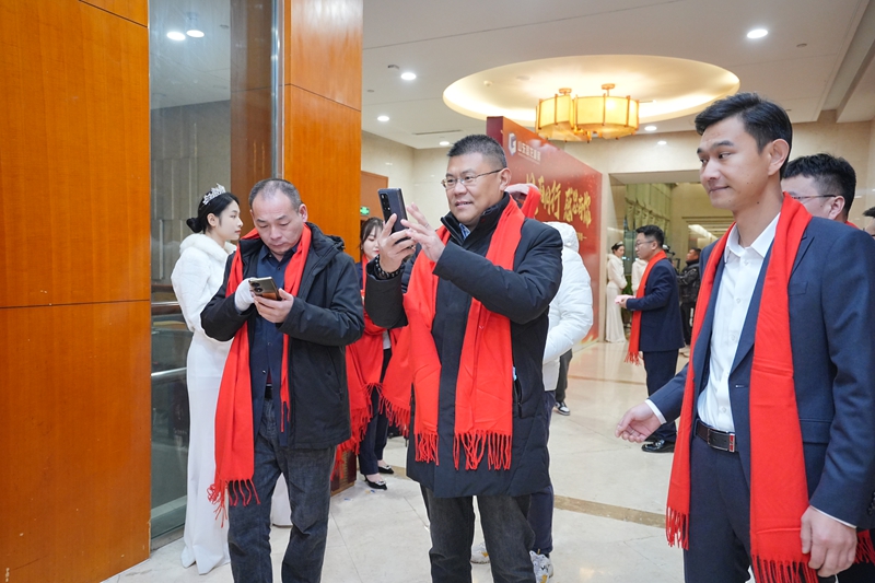 员工们陆续到场，候场交流、喜气洋洋