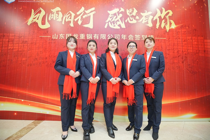 女员工代表合影留念