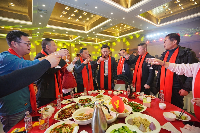 举杯共饮，互致祝福