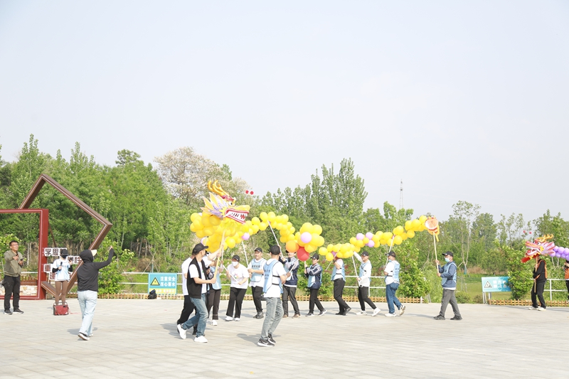 舞龙进行时，气氛热烈