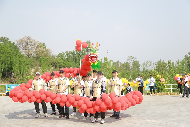 气球龙队，风采各异